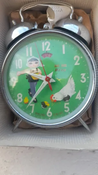 Sveglia vintage bambina e galline