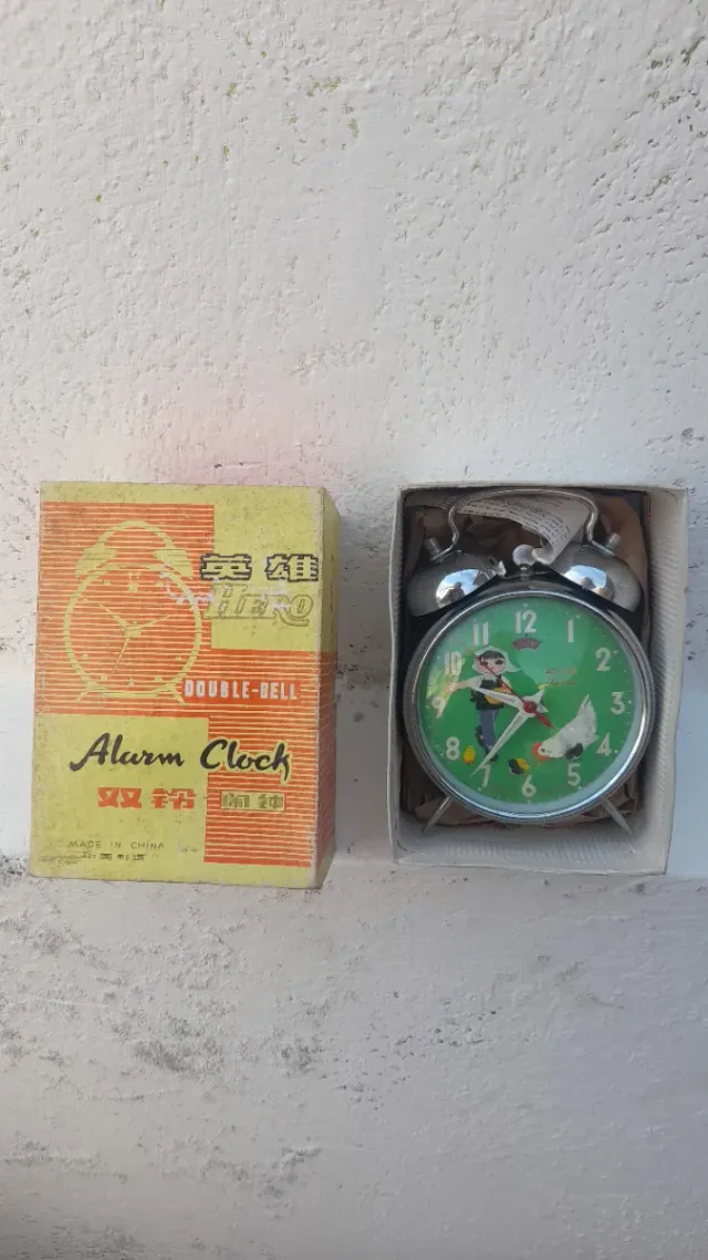 Sveglia vintage bambina e galline