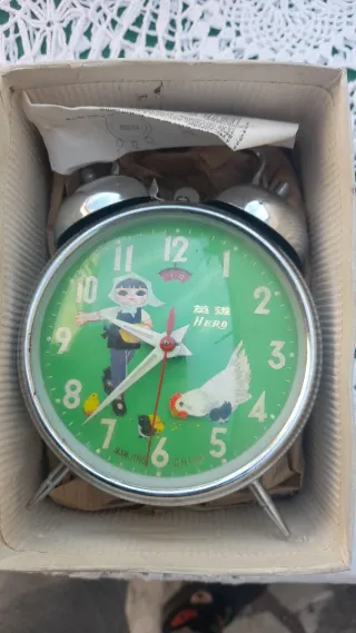 Sveglia vintage bambina e galline