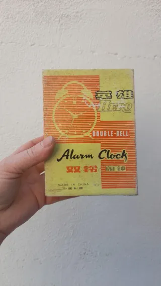 Sveglia vintage bambina e galline