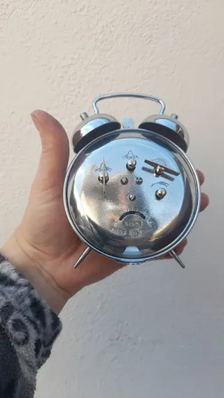 Sveglia vintage bambina e galline