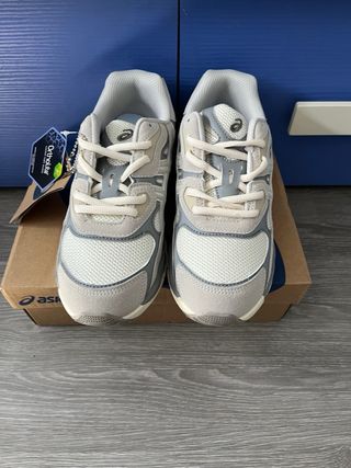 Asics grises y blancas nuevas