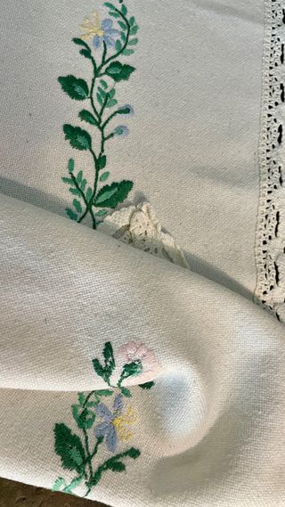 Centrino vintage anni '60 ricamato a mano