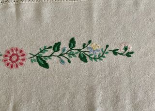 Centrino vintage anni '60 ricamato a mano