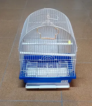 Gabbia per uccelli completa con vassoio estraibile.