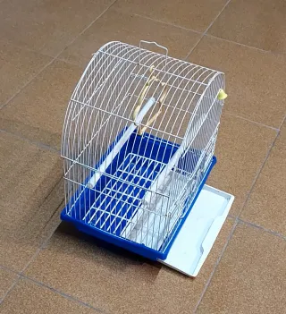 Gabbia per uccelli completa con vassoio estraibile.