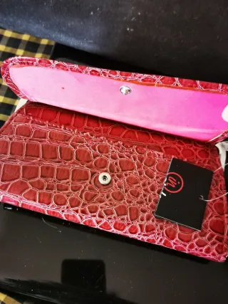 Monedero fucsia con textura de piel