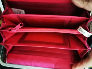 Monedero fucsia con textura de piel