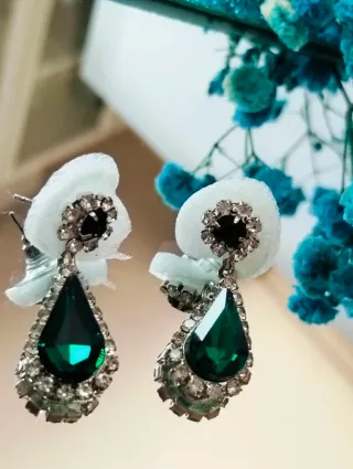 Pendientes festivos verdes y plateados