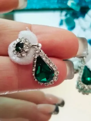 Pendientes festivos verdes y plateados