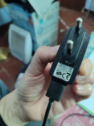 Cargador USB para móvil y maquinillas de afeitar