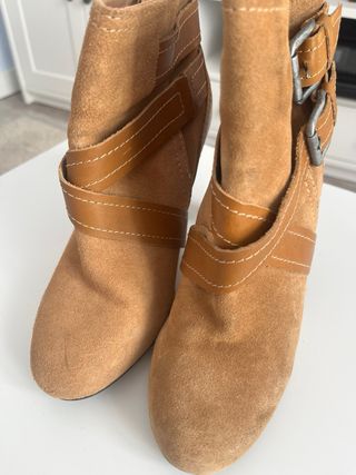 Botines Zara ante tacón hebillas