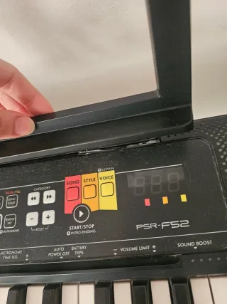 Piano Digital Yamaha PSR-F52 con soporte