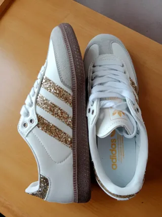 Zapatillas Adidas Samba Doradas y Blancas