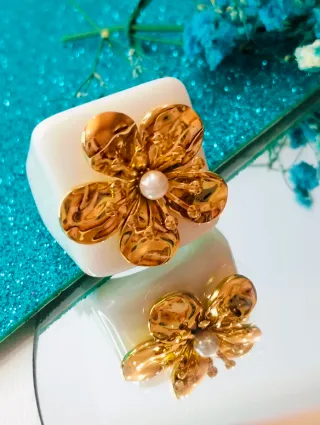 Anillo esmalte flor dorada perla