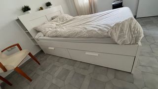 Estructura de cama con almacenamiento y cabecero