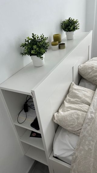 Estructura de cama con almacenamiento y cabecero