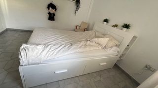 Estructura de cama con almacenamiento y cabecero