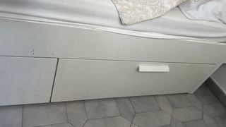 Estructura de cama con almacenamiento y cabecero
