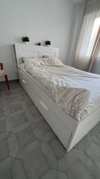 Estructura de cama con almacenamiento y cabecero