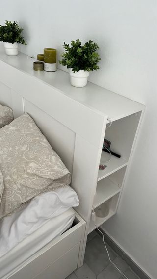 Estructura de cama con almacenamiento y cabecero