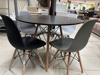 Mesa redonda negra o blanca  y 4 sillas