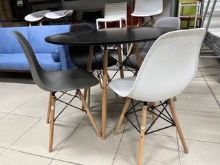 Mesa redonda negra o blanca  y 4 sillas