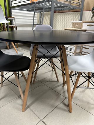 Mesa redonda negra o blanca  y 4 sillas