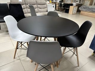 Mesa redonda negra o blanca  y 4 sillas