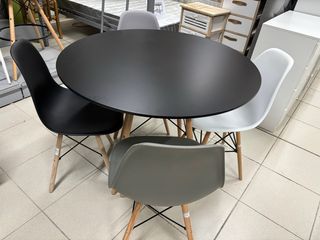 Mesa redonda negra o blanca  y 4 sillas