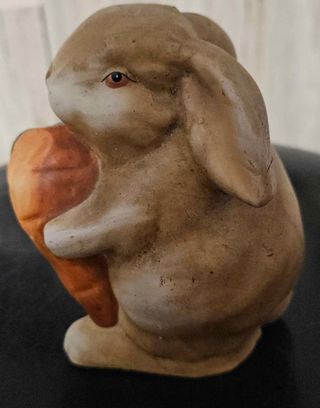 Figura cerámica coleccionable conejo zanahoria