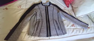 Chaqueta azul mujer y chaqueta combinada negra