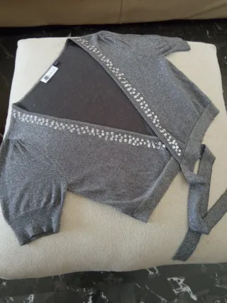 Top plateado brillante con lentejuelas