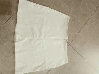 Gonna bianca con spacco