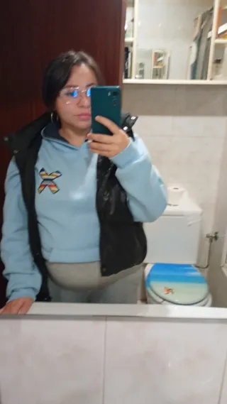 Sudadera con logo,muy bonita y cómoda