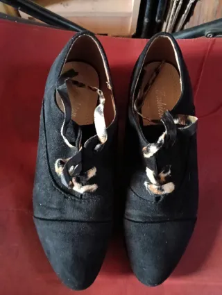 Zapatos planos negros con estampado
