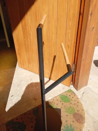 Toallero de metal y madera
