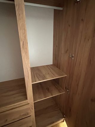 Armario de habitación de madera.