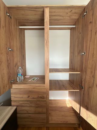 Armario de habitación de madera.