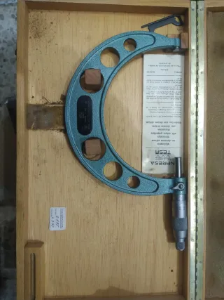 Micrómetro de precisión con caja