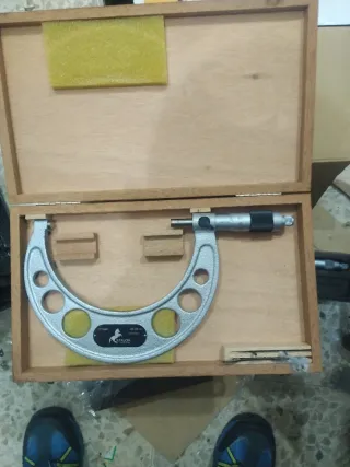 Micrómetro de precisión con caja