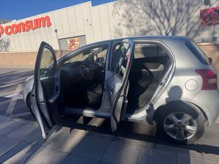 Toyota Yaris 1.3 VVT-i 87CV Rock in Río