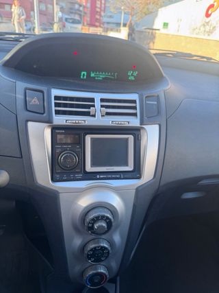 Toyota Yaris 1.3 VVT-i 87CV Rock in Río