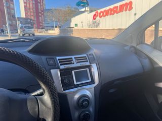 Toyota Yaris 1.3 VVT-i 87CV Rock in Río