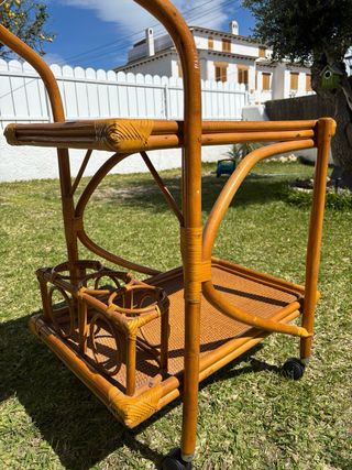 Carrito de mimbre con ruedas