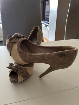 Zapatos de tacón HOYOYO beige/marrón talla 40