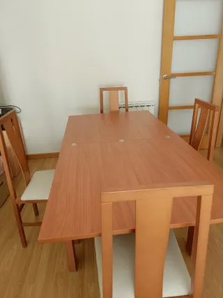 Mesa de comedor y 4 sillas madera