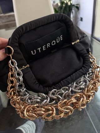 Bolso negro con cadena dorada y plateada