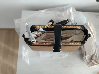 Bolso bandolera de piel con textura