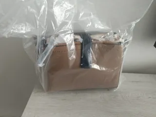 Bolso bandolera de piel con textura